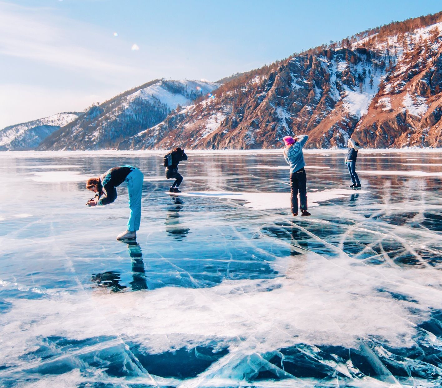 Шагающий лед. Каток на озере Байкал. Озеро Байкал катание на коньках. Озеро Байкал зима. Озеро Байкал лед.